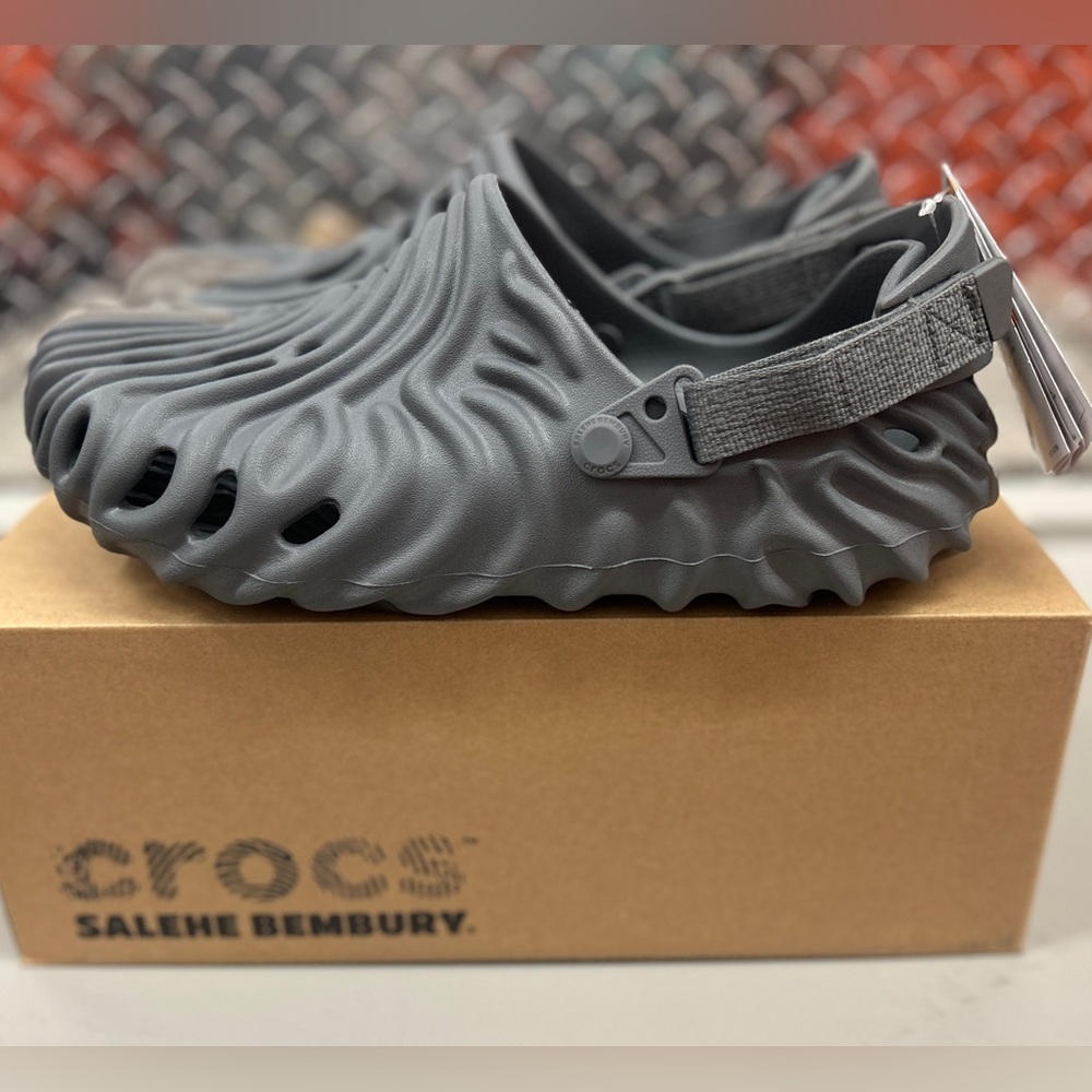 CROCS Gray Textured Clogs (Men’s 9)